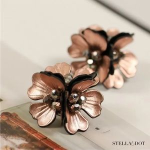 New Stella & Dot Juliana statement studs - used for display only, w/original box